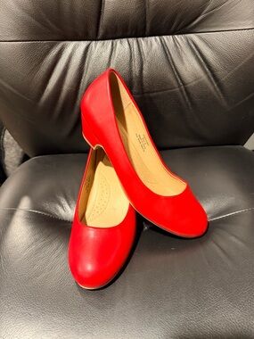 Red Faux Leather Round-Toe Short Heel Comfy Pumps - Sz 8